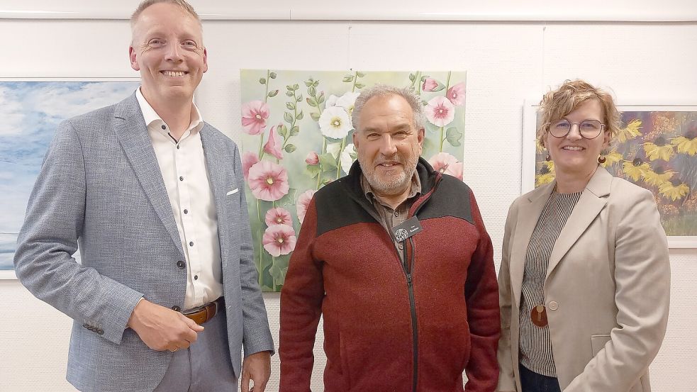 Uwe Brechtezende (von links), Peter Boesken und Daniela Abheiden freuen sich über ihre Partnerschaft. Foto: Scherzer