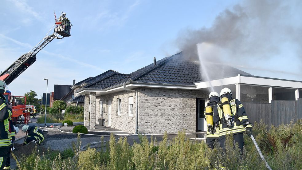 Die Feuerwehr war kurz nach der Alarmierung vor Ort und begann gleich mit den Löscharbeiten. Foto: Ammermann