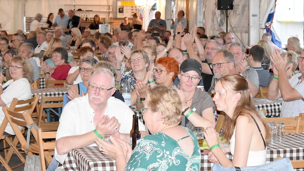 Die Besucher im vollbesetzten Festzelt werden um kurz vor Mitternacht darüber abstimmen, wer neue Erntekönigin wird.