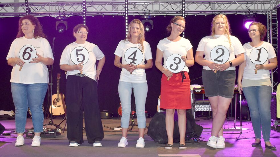 Im ersten von zwei Durchgängen präsentieren sich die Frauen in weißen Shirts.