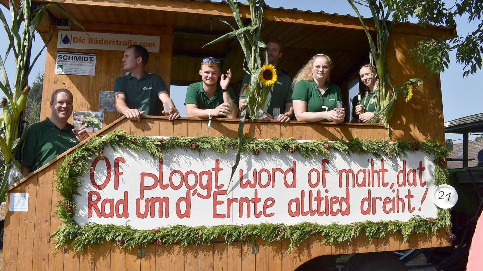 50 Wagen mit rund 1000 Teilnehmern nehmen am Umzug durch Klostermoor und Hahnentange teil. Fotos: Zein