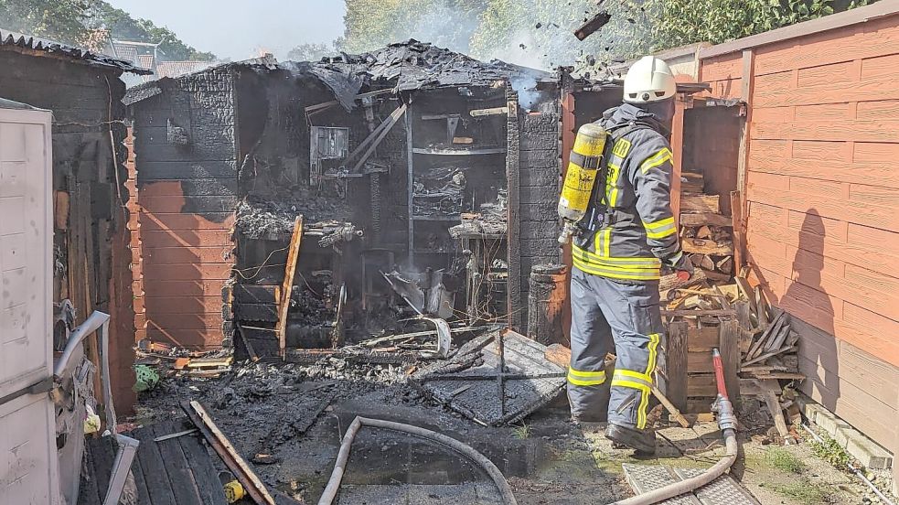 Der Schuppenbrand in Ihren konnte zügig gelöscht werden. Fotos: Bruns /Feuerwehr