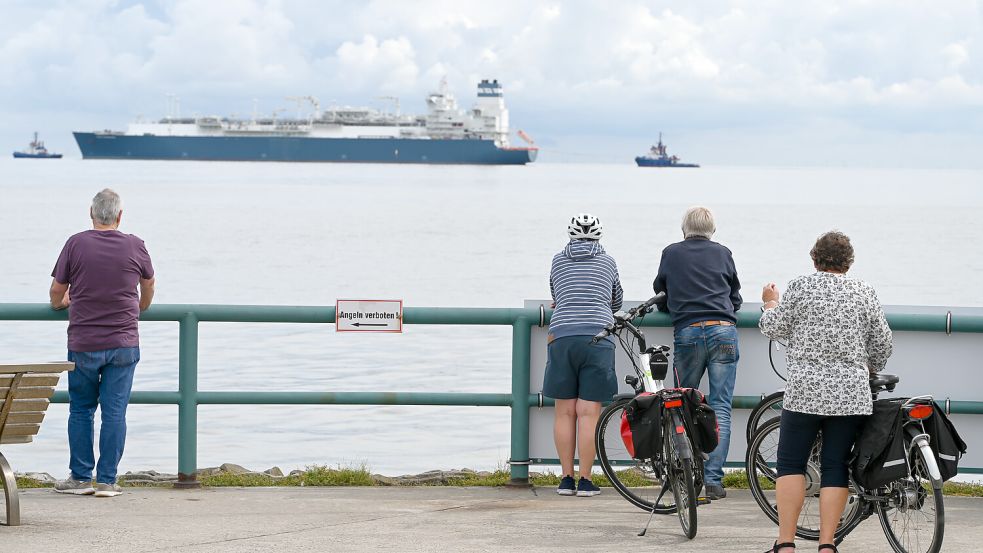 Zahlreiche Schaulustige beobachten das Schlepp-Manöver des LNG-Terminalschiff „Höegh Esperanza“. Foto: dpa/Lars Penning