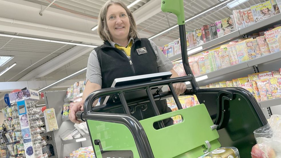 Franziska Schmidt erklärt die neue Technik mit den Easy Shoppern. Foto: Hellmers