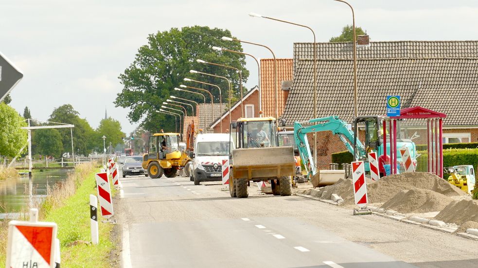 Am Rajen in Rhauderfehn wird der Radweg neu gepflastert. Foto: Wieking