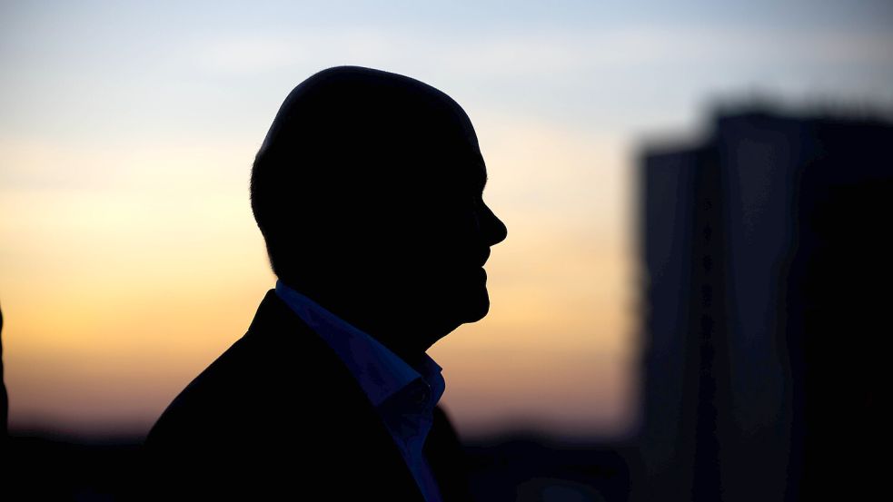 Im Schatten: Bundeskanzler Olaf Scholz. Foto: dpa/Christoph Soeder