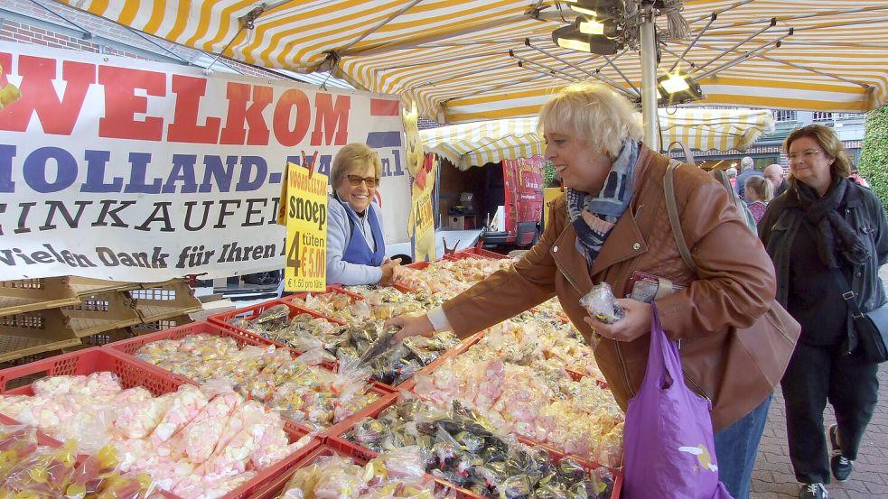 Beim Stand von Familie Hennepe gab es Süßigkeiten zu kaufen. Archivfoto: Scherzer