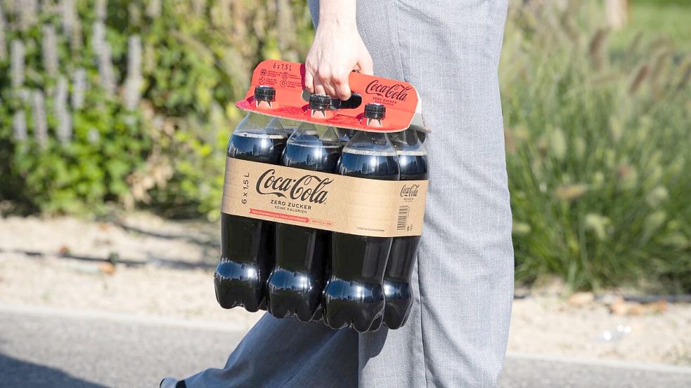 Mit den Karton-Verpackungen will Coca-Cola nach eigenen Angaben die Umwelt schonen. Foto: Coca-Cola HBC