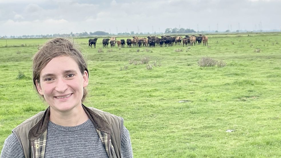 Wildrinderforscherin Brigitte Heller schaut sich die Lage vor Ort in Nüttermoor an. Foto: Gettkowski