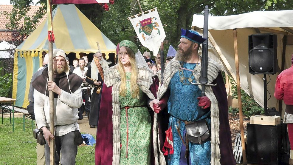 Der „Markgrafen“ und seine Frau, Häuptling Milosh und Häuptling Jenni, eröffneten den Markt. Foto: Wolters