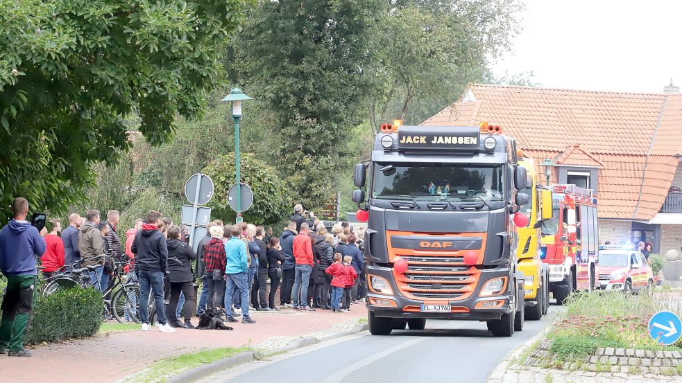 Zahlreiche Menschen säumten den Wegesrand in Scharrel als der Konvoi für Lassen anrollte.