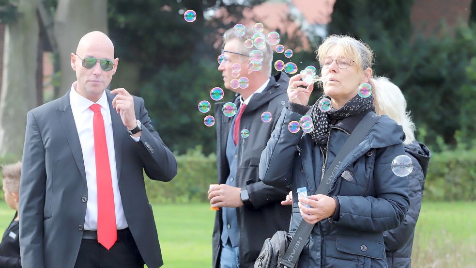 Bunte Seifenblassen wurden für Lasse in den Himmel gepustet. Fotos: Passmann