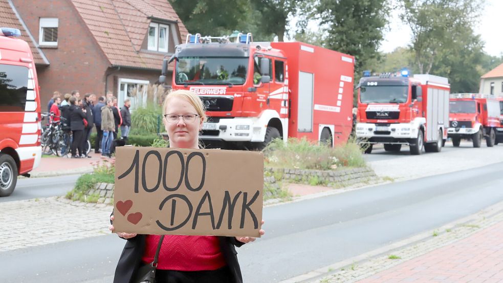 Die Frau bedankte sich bei den Lastwagenfahrern.