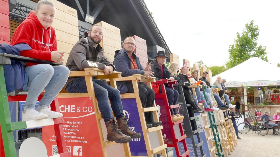 In Rhauderfehn hat die Zweite Meisterschaft im Pfahlsitzen begonnen mit (von links) Celina Lange, Sascha Bley, Sebastian Meyer, Walter Klinke, Inga Grass, Sonja Grass, Sabrina Herlyn, Frank Bley, Sandra Janssen und Sebastian Stolzmann. Foto: Wieking