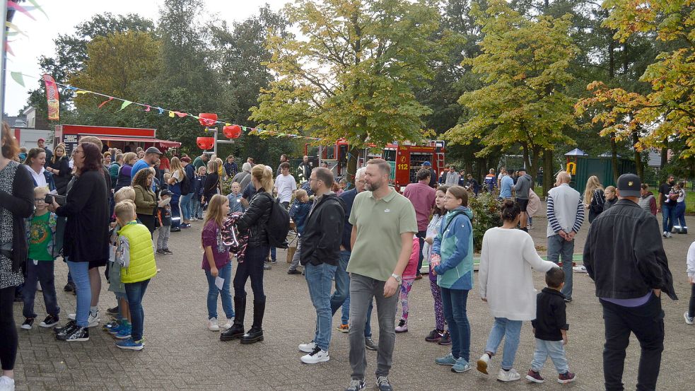 Hunderte Besucher kamen zum Schulfest nach Flachsmeer. Foto: Weers