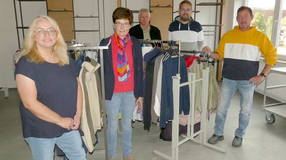 Räumen gerade das Soziale Kaufhaus im ehemaligen Dorfladen in Steenfelde ein: (von links) Ulrike Gibbesch, Anleiterin der AKSR-Jugendwerkstatt und zuständig für das Soziale Kaufhaus in Steenfelde, Gunda Hüser, die ehrenamtliche Koordinatorin der Lebensmittelausgabe in Steenfelde, AKSR-Geschäftsführer Helmut Fennen, Uwe Schulz, zuständig für die Einsatzpläne und die Verwaltung der Tafeln im Oberledingerland, und Kai Kinting, Anleiter der Kreativ-Werkstatt des AKSR. Foto: Wieking