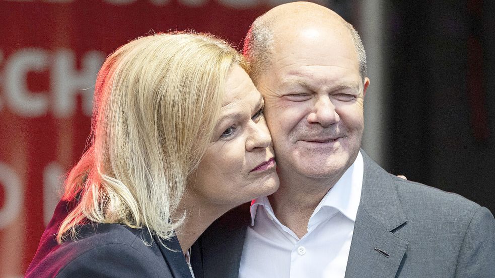 Beim Wahlkampf-Auftritt in Baunatal herzt SPD-Spitzenkandidatin Nancy Faeser Bundeskanzler Olaf Scholz. Bei ihrer Pressekonferenz an diesem Samstag sind Männer aber unerwünscht. Ist das Diskriminierung? Foto: www.imago-images.de