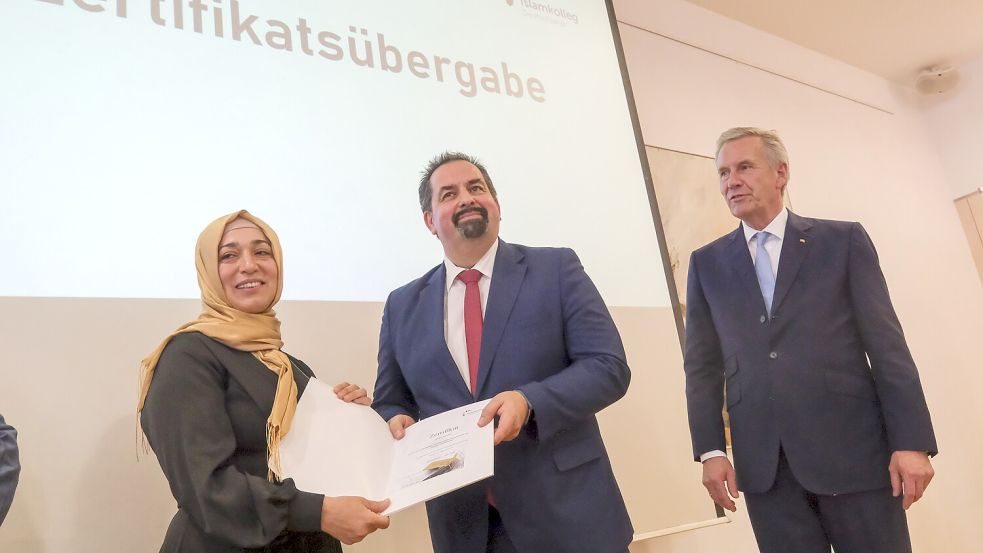 Feierlicher Abschluss in Osnabrück: Seit 2021 werden am Islamkolleg Deutschland muslimische Seelsorger und Imame aus- und weitergebildet. An der Feierstunde nahmen auch Aiman Mazyek vom Zentralrat der Muslime in Deutschland (2.v.l.) und Bundespräsident a.D. Christian Wulff (3.v.l.) teil. Foto: Thomas Osterfeld