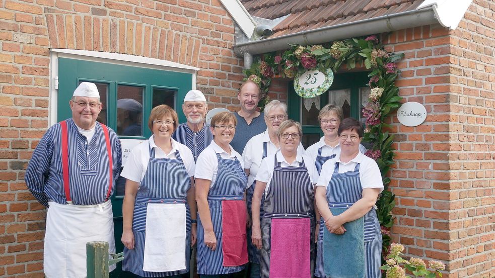 Das Back-Team hat am Samstag alles für das Herbstfest und den Backtag vorbereitet (von links): Helmut Wilken, Andrea Lühring, Heinz Reemts, Hiltrud Harms, Bernhard Weber, Käthe Fischer, Gisela Wessels, Christa Weber, Anja Sonntag. Zum Team gehört auch Karin Holtmann. Foto: Kruse