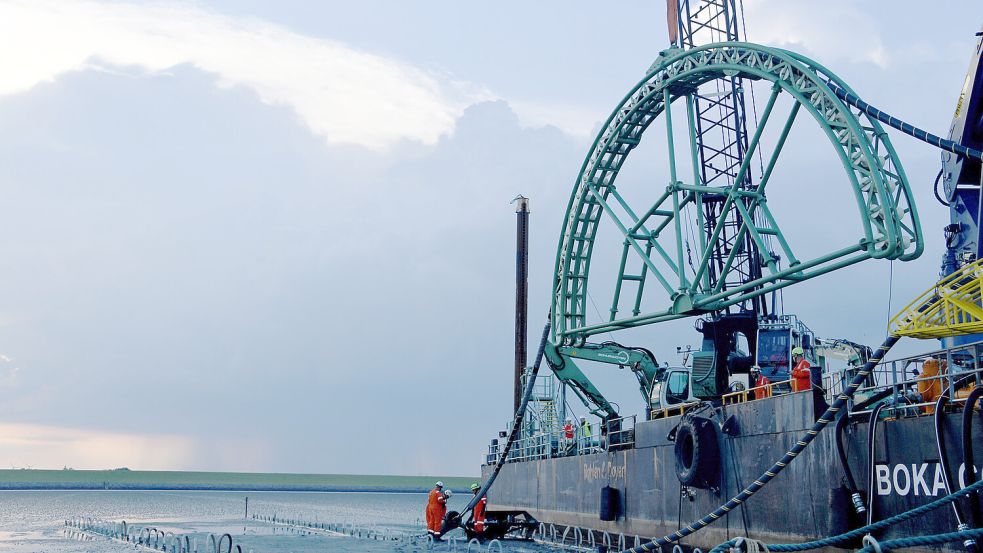 Eine Stromleitung zu einem anderen Land hat Deutschland schon: das 516 Kilometer lange Seekabel von Schleswig-Holstein nach Norwegen. Das Bild entstand 2019 bei der Verlegung der Stromleitung im Watt bei Büsum unter dem Deich hindurch. Foto: Rehder/dpa