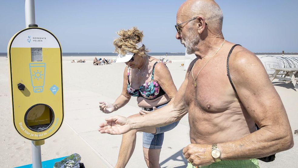 Ein Spender mit kostenlosem Sonnenschutz steht an einem Strand, um Besucher vor Sonnenbrand zu schützen. Foto: Anp Dingena Mol/ANP/dpa