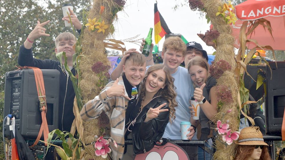 Gute Laune und Partystimmung herrschte auf den Festwagen beim Umzug durch die Dörfer Bockhorst und Burlage. Foto: Weers