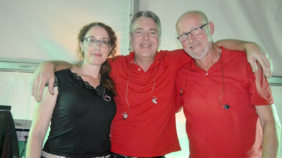 Die Partyband „Noots“ sorgte auf dem Festball für gute Stimmung hinein. Das Foto zeigt die Bandmitglieder (von links) Swaana Erber (Rastede), Friedrich Brink (Völlenerkönigsfehn) und Karl-Heinz Mödden (Rhede). Foto: Weers