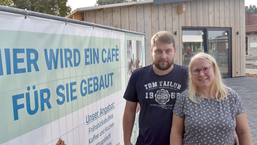 Janna Wölke und ihr Mann Oliver Bruns stehen im Ostrhauderfehner Gewerbegebiet vor dem Hofcafé, das die beiden bald eröffnen wollen. Foto: Zein