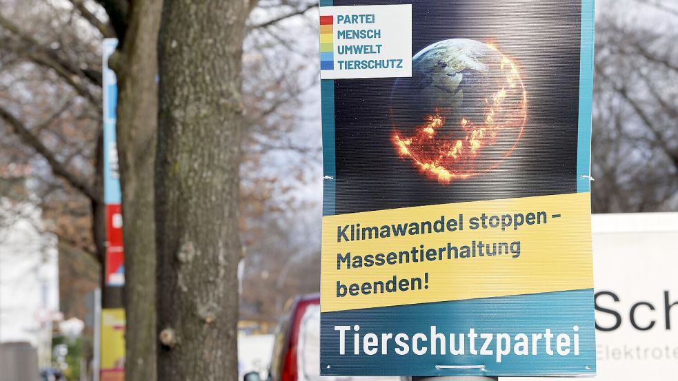 Wahlplakat der Tierschutzpartei: Die Partei will in der Berichterstattung zu den kommenden Landtagswahlen erwähnt werden. Foto: IMAGO images/Future Image