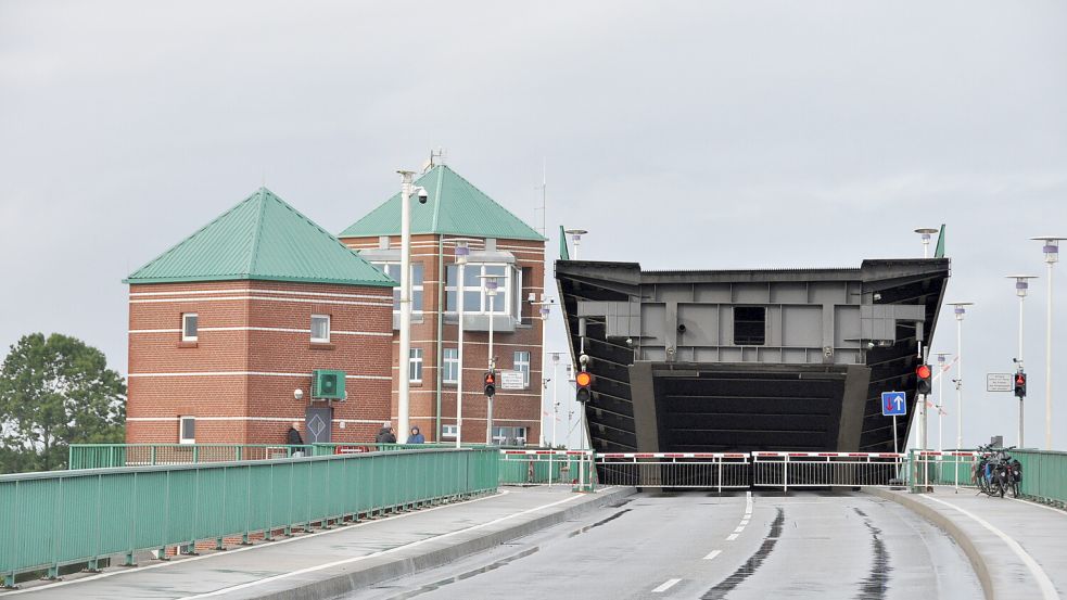 Die Jann-Berghaus-Brücke konnte für einige Stunden nicht genutzt werden. Foto: Wolters