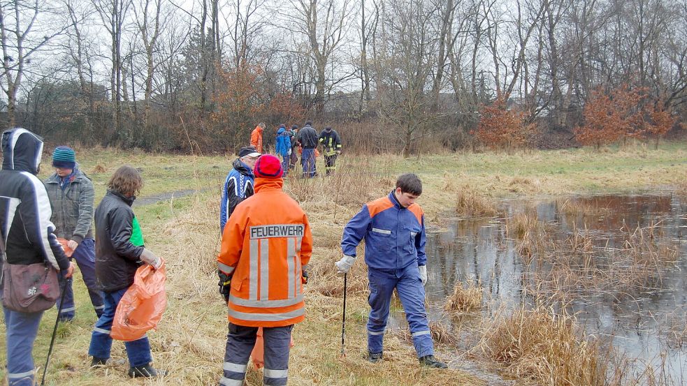 In Grünanlagen, an Straßenrändern und Gewässern – wie hier in Holthusen – sammeln freiwillige Helfer beim Umwelttag in Weener im Frühjahr achtlos weggeworfenen Müll ein. In diesem Jahr gibt es erstmals einen zweiten Aktionstag. Foto: OZ-Archiv