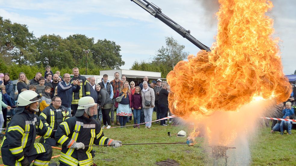 Die Feuerwehr Ihren zeigte anhand einer Demonstration auf dem Buurnmarkt, warum man einen mit Fett brennenden Topf nicht mit Wasser löschen soll. Foto: Weers