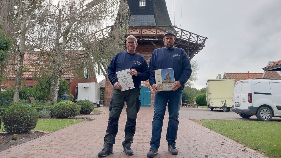 Olaf Schmidt und Holger Schmidt sind seit September 2023 bei der Mühle Rhaude als freiwillige Müller im Einsatz. Foto: Scherzer