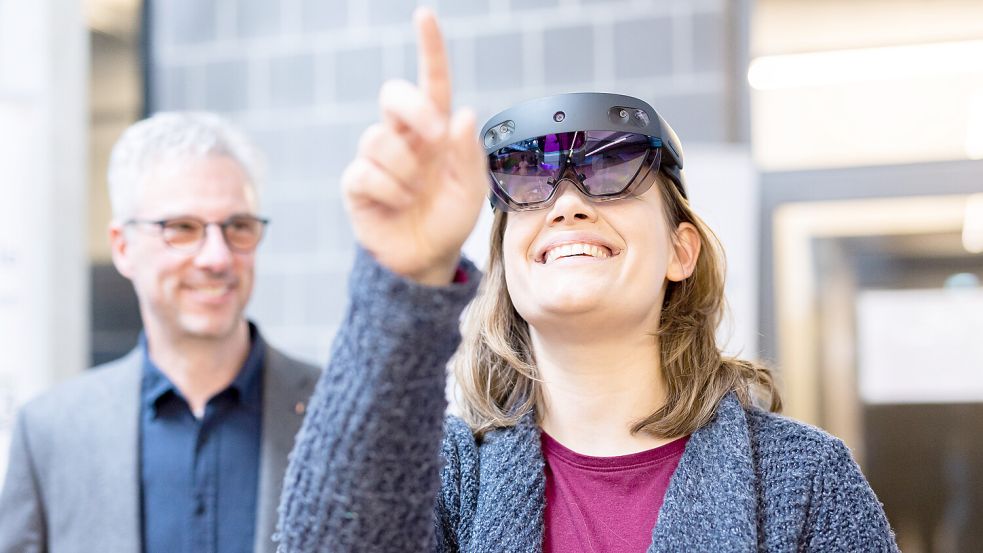 Niedersachsens Kultusministerin Julia Willie Hamburg (Grüne) mit einer „Augmented Reality“-Brille. Es geht dabei um erweiterte Realität. Wird irgendwann die Realität der niedersächsischen Schulen um eine Unterrichtsausfall-Statistik erweitert? Da ist nämlich – verglichen mit anderen Bundesländern – Luft nach oben. Foto: Matthey/dpa