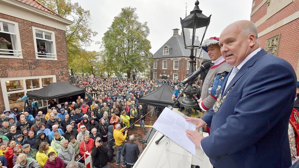 Zahlreiche Besucher waren zur offiziellen Eröffnung zum Rathaus gekommen. Foto: Ortgies