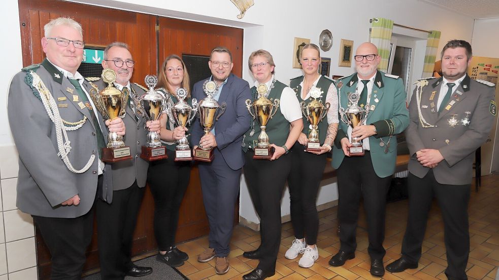 Über Pokale und Trophäen freuten sich die erfolgreichen Schützen beim Schießen um den Wanderpokal des Bürgermeisters (von links): Heiko Pohl, Siegfried Ukena, Sandra Stange, Bürgermeister Nils Anhuth, Stefanie Dolzmann, Nadine Kohnen, Hartmut Wrede und Christian Budde. Foto: Passmann