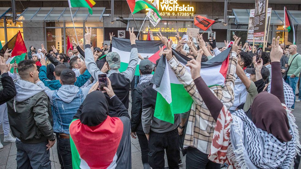 Demonstranten solidarisieren sich bundesweit mit Palästinensern im Gaza-Streifen. Dabei wird auch immer wieder der Hamas-Terror in Israel bejubelt. Foto: dpa