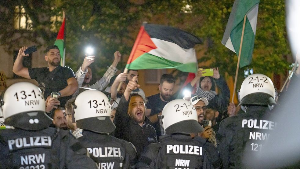 Auf Demonstrationen in Deutschland werden nach dem Angriff der Hamas auf Israel offen antisemitische Parolen verbreitet. Wie ist die Lage an Schulen? Foto: Imago Images/Jochen Tack