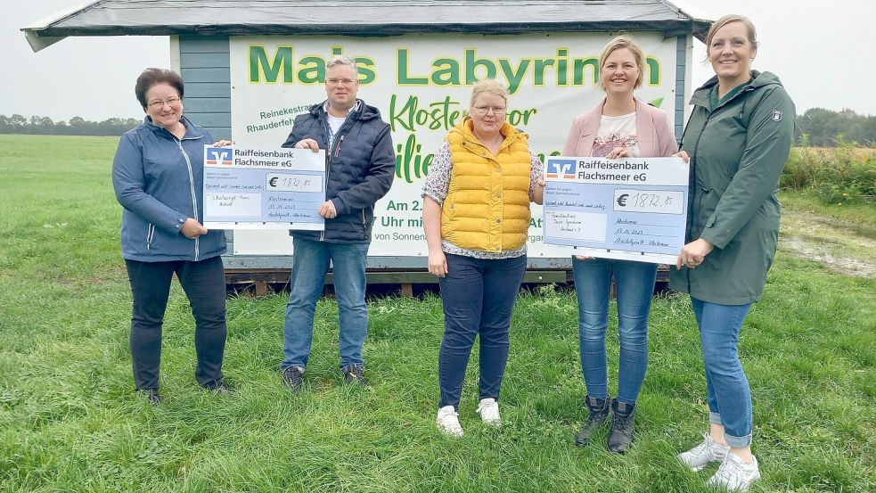 Es kam einiges an Spendengeld zusammen beim Maislabyrinth der Familie Bruns in Klostermoor. Die spendete das Geld an zwei gemeinnützige Organisationen. Jetzt wurden die symbolischen Schecks überreicht: (von links) Sandra Groth vom Schutzengel-Huus Michael, Thorsten und Nadine Bruns, die Betreiber des Maislabyrinths, Christine Glade und Vera Butterweck-Kruse, beide vom Familienkreis Down Syndrom Emsland, kamen dafür am ehemaligen Maislabyrinth in Klostermoor zusammen. Foto: Scherzer