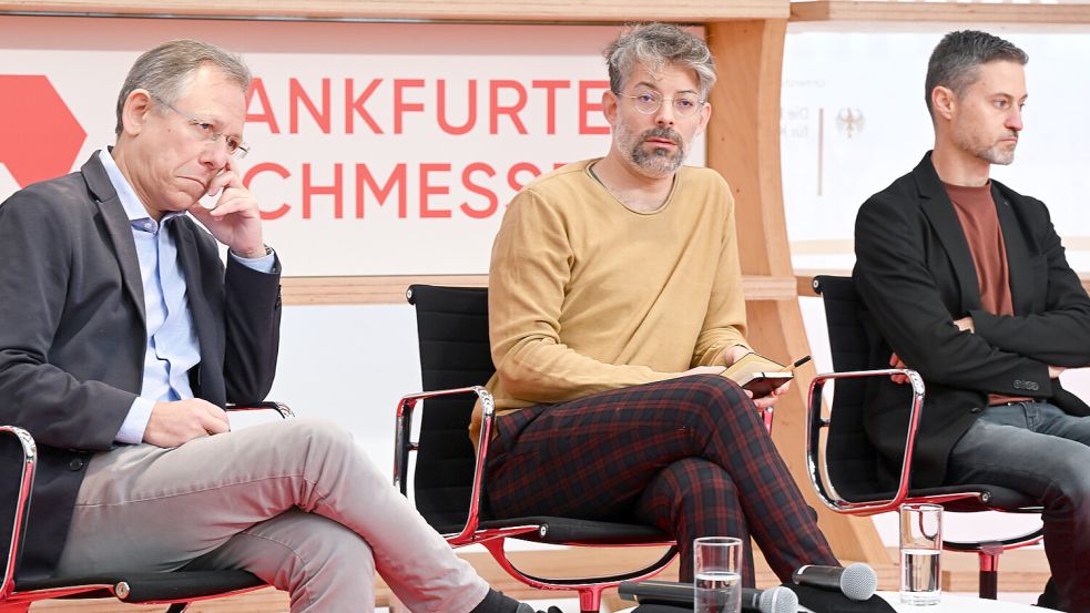 Die Schriftsteller Doron Rabinovici (l-r), Tomer Dotan-Dreyfus und Meron Mendel, Direktor der Bildungsstätte Anne Frank, nehmen auf der Frankfurter Buchmesse an der Gesprächsrunde von PEN Berlin und Frankfurter Buchmesse zum Thema „In Sorge um Israel“ teil. Foto: picture-alliance/dpa