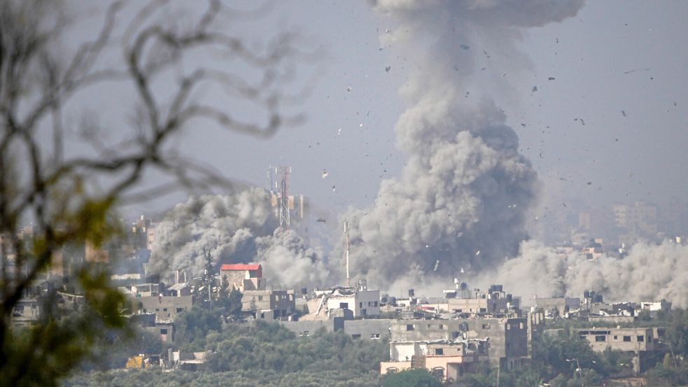 Israel beschießt seit zwei Wochen Ziele in Gaza. Laut einigen Beamten ist die niederländische Regierung dabei zu nachsichtig mit der israelischen Regierung. Foto: dpa/AP/Ariel Schalit