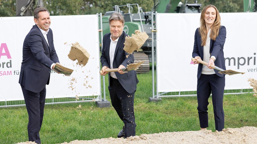 Niedersachsens Wirtschaftsminister Olaf Lies (von links), Bundeswirtschaftsminister Robert Habeck und Alexandra Kropp von Amprion beim Spatenstich für den Bau der Erdkabeltrasse A-Nord. Foto: Gentsch/dpa