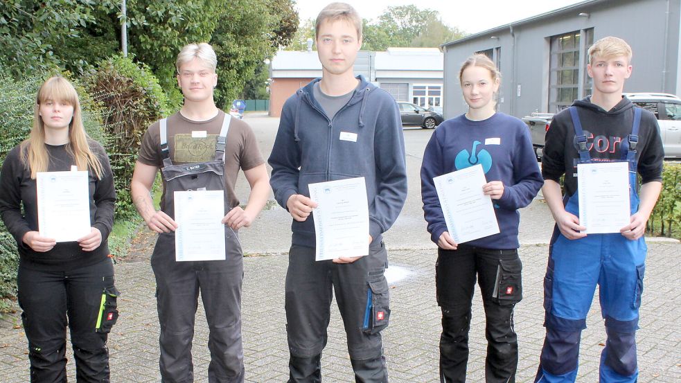 Sie kämpften um den Sieg: Die jungen Kfz-Mechatroniker Lea Räthe (von links), Christian Beier, Henning Janssen, Maike Lucas und Phillip Vahl. Foto: Handwerkskammer/Heynen-Bilski