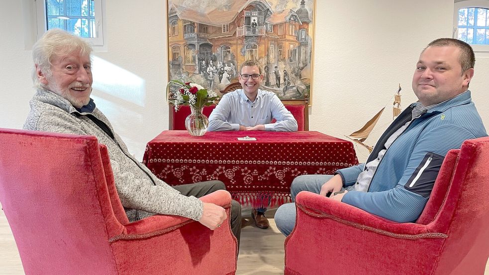 Saßen schon einmal im neuen Trauzimmer Probe (v. l.): Bernt Strenge, Vorsitzender des Heimatvereins, Standesbeamter Marco Groenewold und Museums-Chef Marcus Neumann. Foto: Janßen