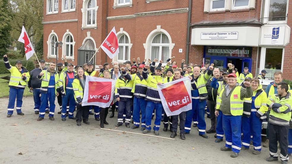 Bereit zum Arbeitskampf: die Frühschicht-Mitarbeiter von ELAG, versammelt vor dem Seemannsheim. Foto: Schuurman