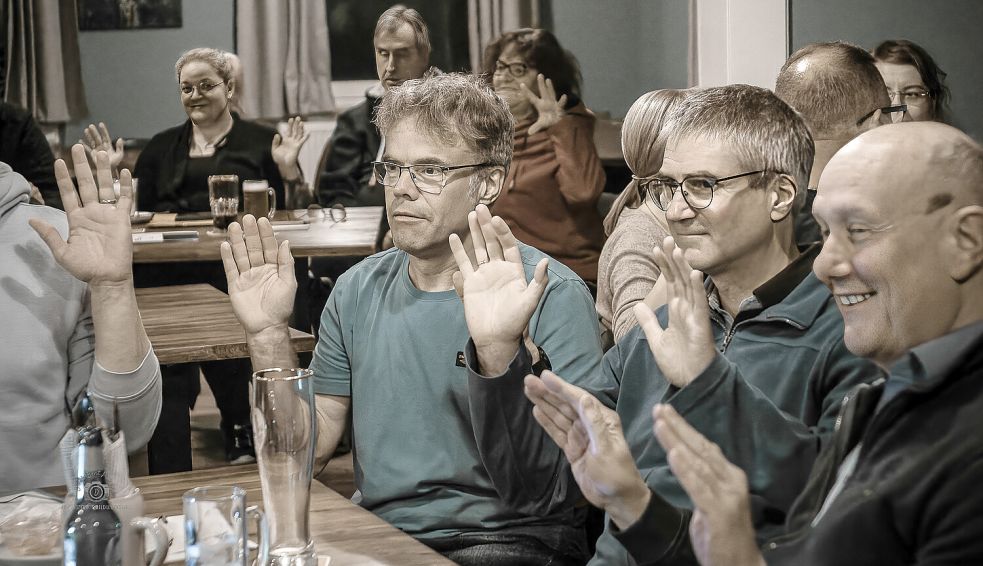 Viel Spaß hatten die Teilnehmer des Rhauderfehner Kneipenquiz - dazu gehörten unter anderem die Pastoren (von rechts) Hartmut Kutsche und Frerich Dreesch-Rosendahl. Fotos: Dierk Bent Piening