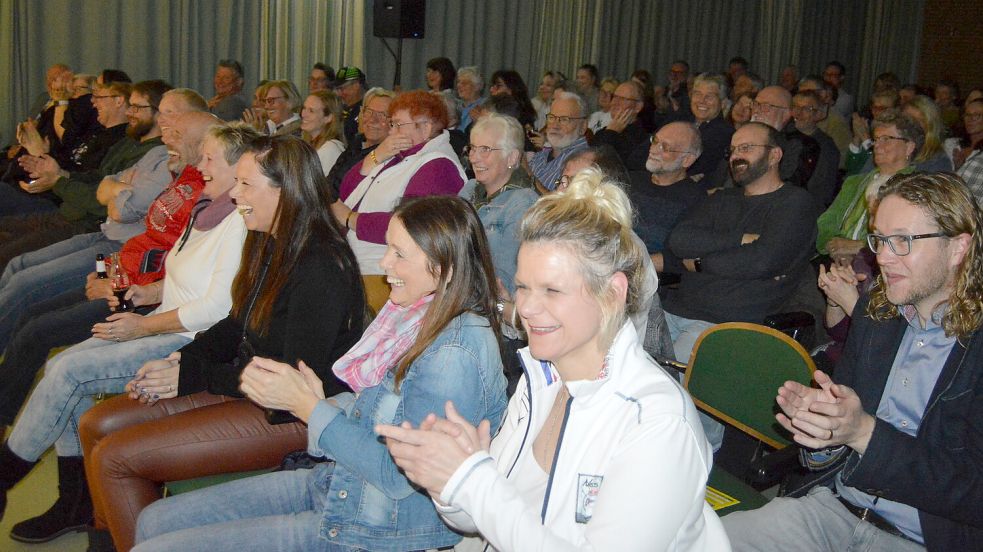 Das Publikum hatte seinen Spaß bei der Premiere des Plattdeutschen Theaters in Flachsmeer. Foto: Weers