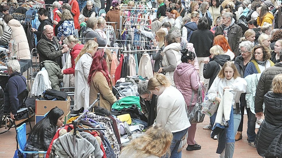 Die meisten Frauen gehen bei Madame Floh allein auf Schnäppchenjagd. Einige bringen aber auch ihre Männer mit. Foto: Wolters