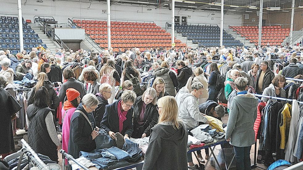 Schon kurz nach der Eröffnung herrscht an den Ständen in der Ostfriesland-Halle dichtes Gedränge. Foto: Wolters