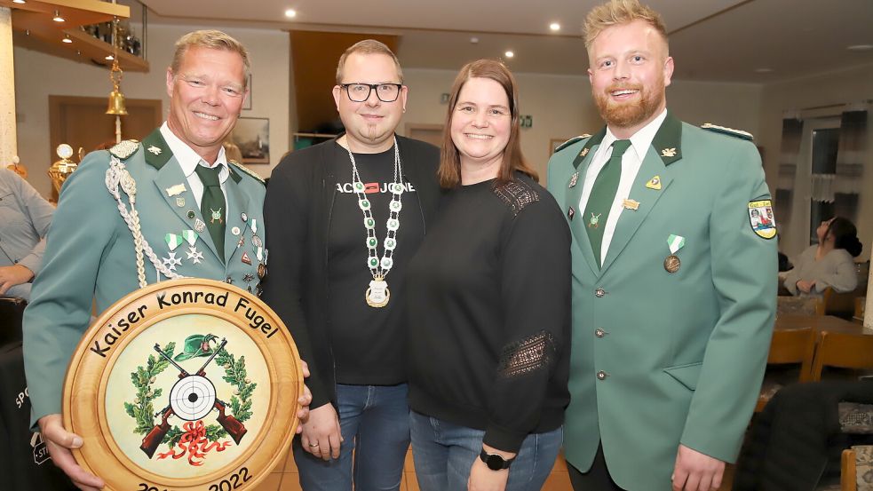 Kaiserschießen bei „Gut Ziel“ Strücklingen (von links): Konrad Fugel erhielt die Kaiserscheibe. Neuer Kaiser ist Andre Fugel, hier mit Ehefrau Kathrin. Der 3. Vorsitzende Jonas Stalljan gratuliert.